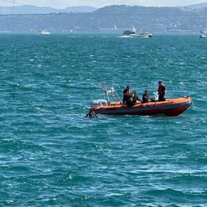 sarayburnunda denize girdi akintiya kapilip kayboldu f5H846NB