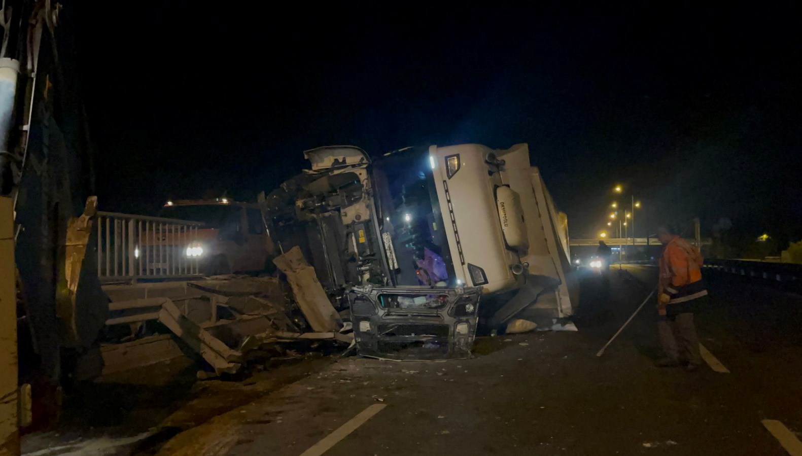eskisehir ankara yolunda tir devrildi ulasimda aksama yasandi Biyqev3c.jpg