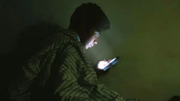 gece telefona bakanlar dikkat sessizce cokertiyor XqH8DH5A.jpg