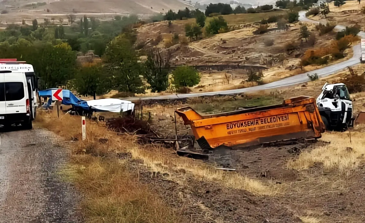 gudulde devrilen kamyonun surucusu yaralandi QLQTcXeU