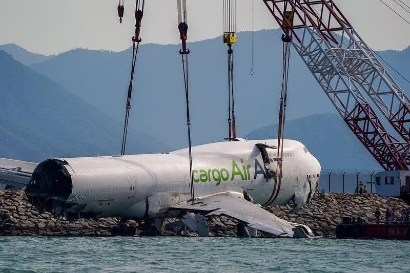 hong kongda servis aracina carptiktan sonra pistten cikarak kaza kirima ugrayan act havayollari ucagi sudan cikartildi mNvrzFMJ.jpeg