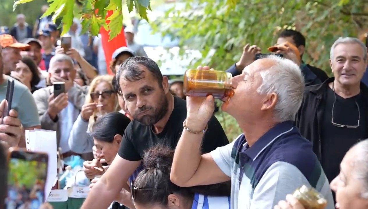 izleyenler hayret etti 2 dakika icinde yedigi bal herkesi sasirtti pJwkqlsy