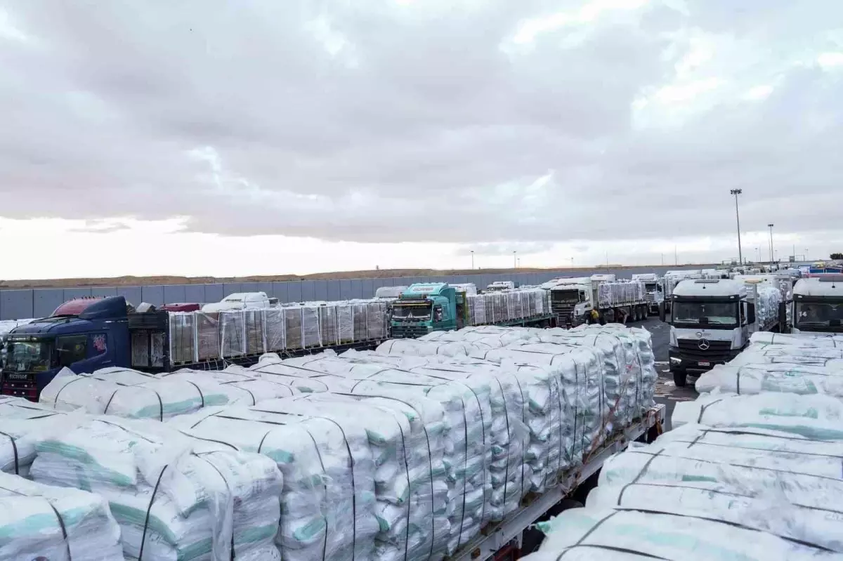 misirdan gazzeye 400 kamyon insani yardim girisi 4vqtcRNE.jpg