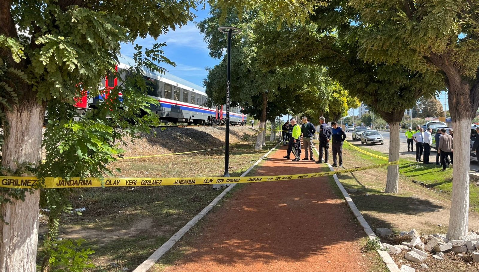 torununu kurtarmak isterken tren carpti FQX1gJm4.jpg