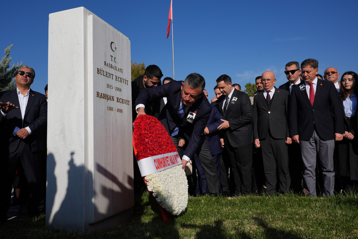 chp genel baskani ozgur ozel vefatinin 19uncu yili dolayisiyla bulent ecevitin kabrini ziyaret etti TsXAEvpd.png