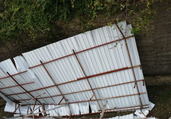 siddetli-firtina-catiyi-ucurdu-f9SIwBqI